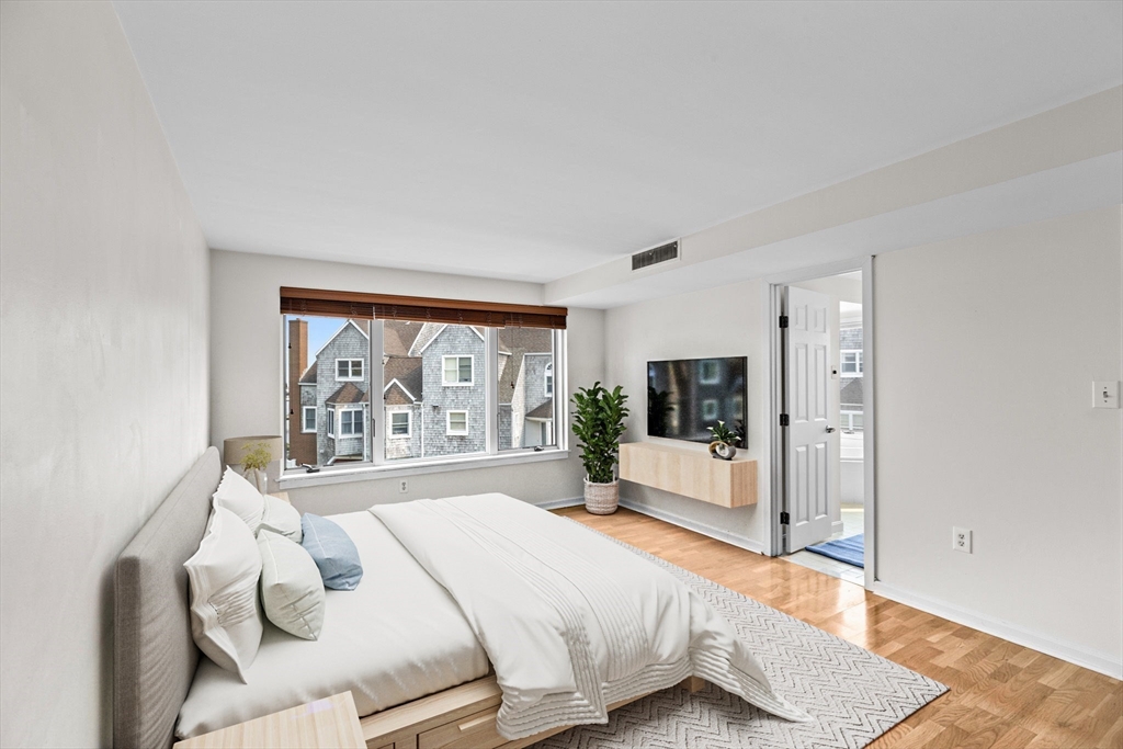 1 Commodore Ct # 305