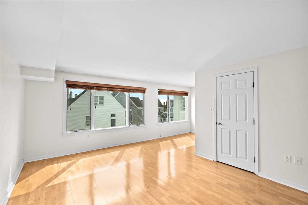 1 Commodore Ct # 305