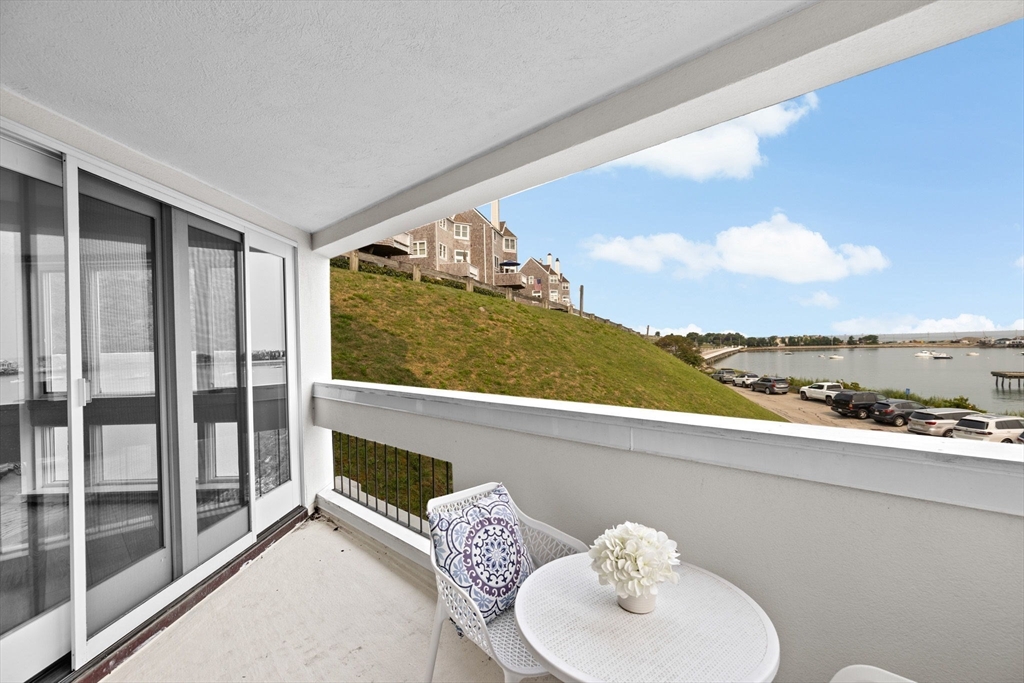1 Commodore Ct # 305