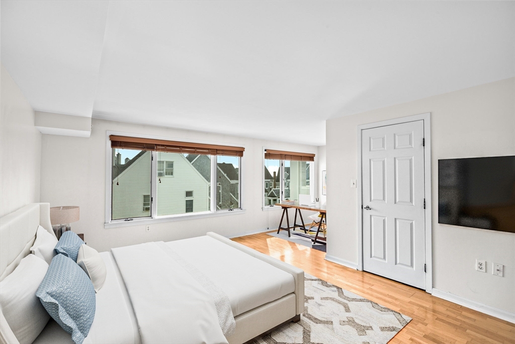 1 Commodore Ct # 305
