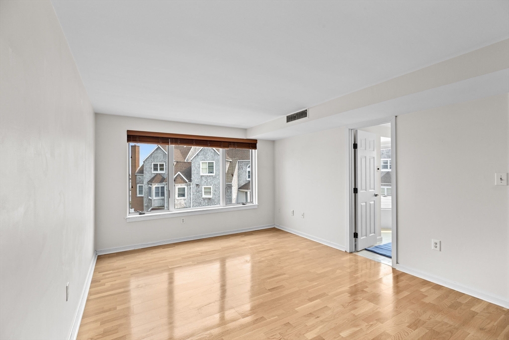 1 Commodore Ct # 305