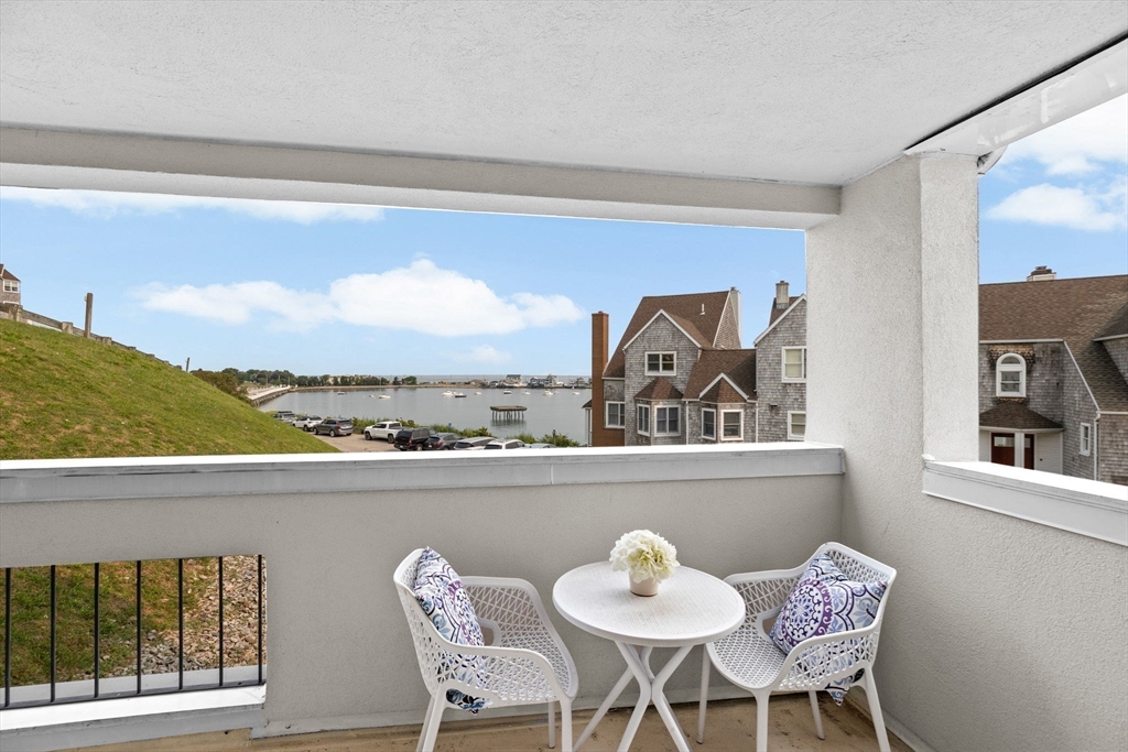 1 Commodore Ct # 305