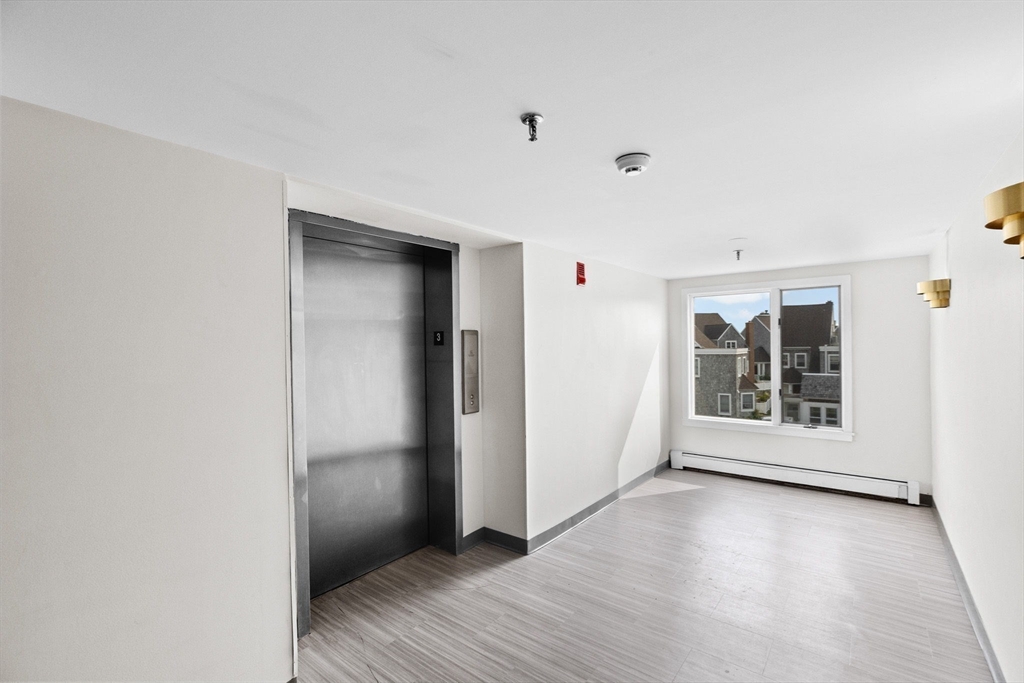 1 Commodore Ct # 305
