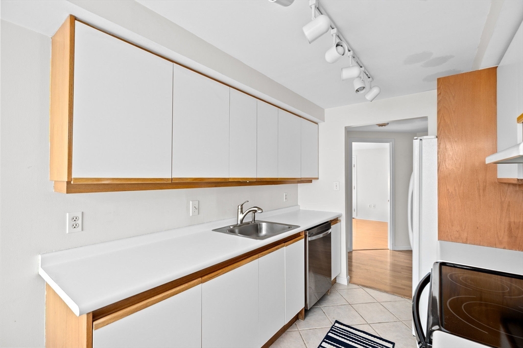 1 Commodore Ct # 305