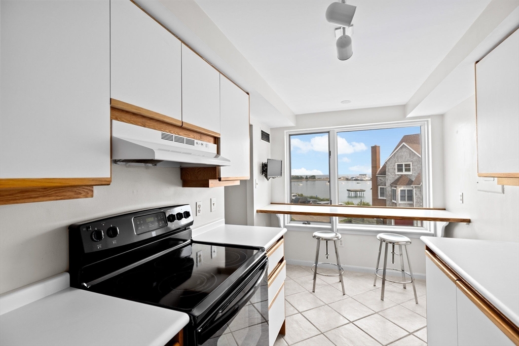 1 Commodore Ct # 305