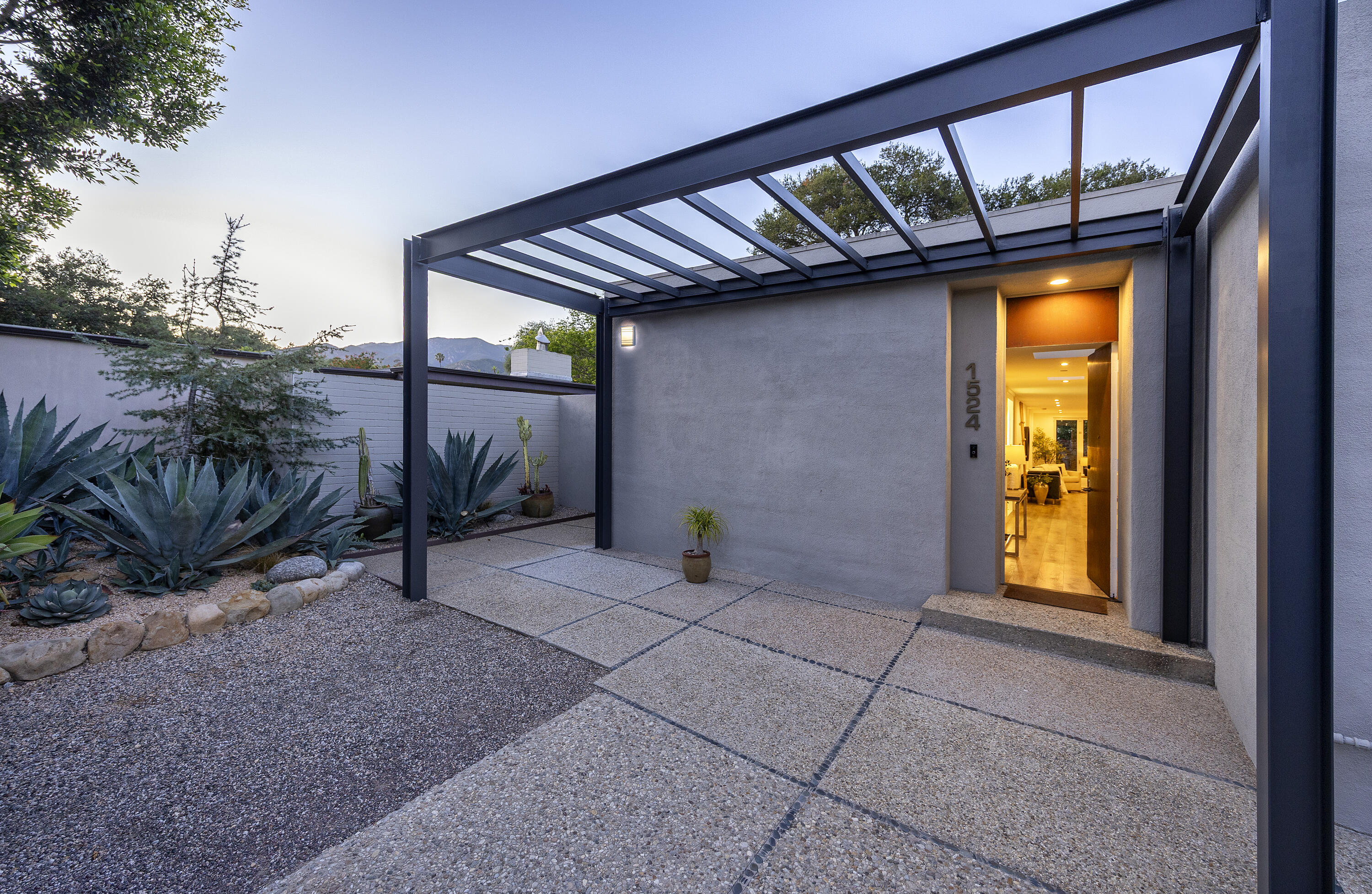 1524 E Valley Road