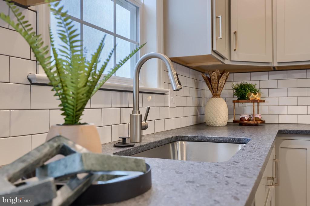 2473 ARTESIAN WAY Unit: 11