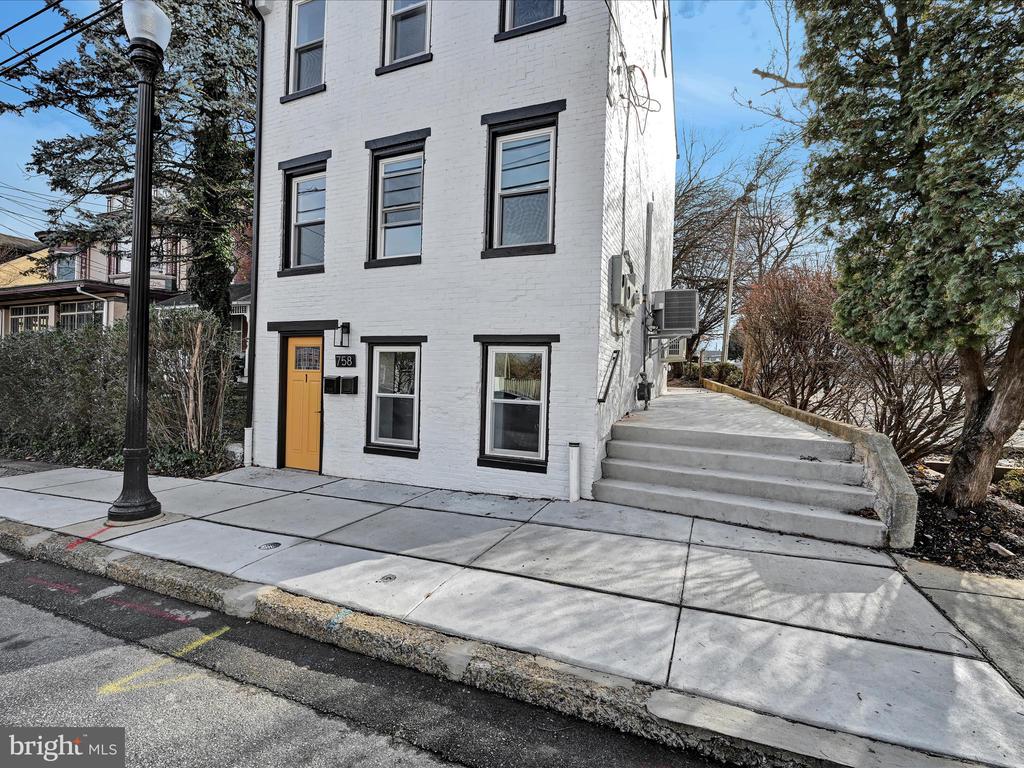 758 MANOR STREET
