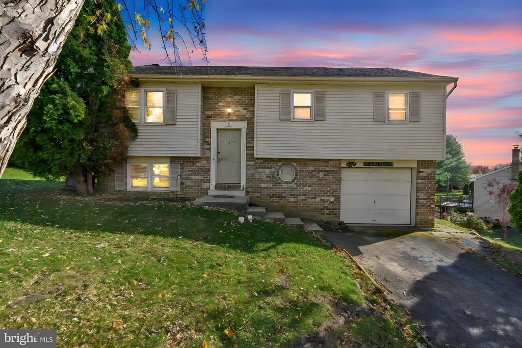 8 ROSEWOOD DRIVE