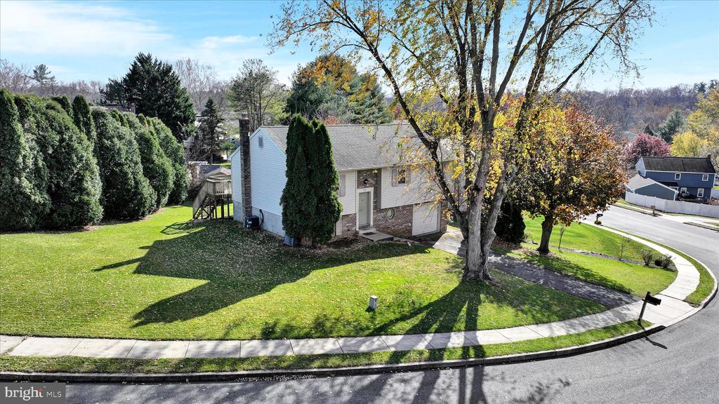 8 ROSEWOOD DRIVE