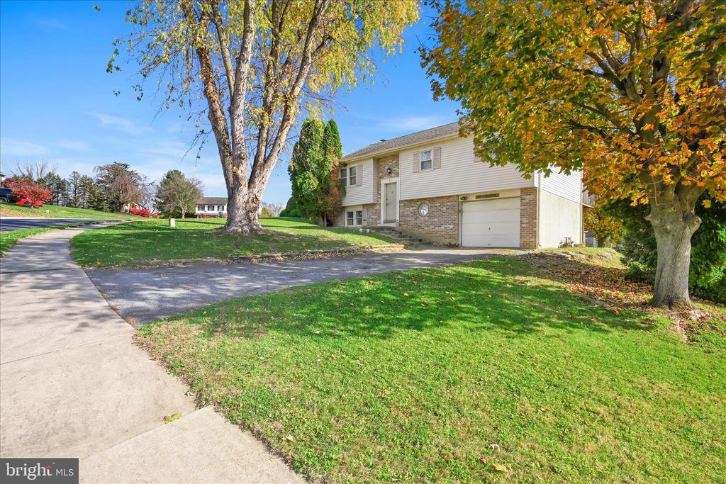 8 ROSEWOOD DRIVE