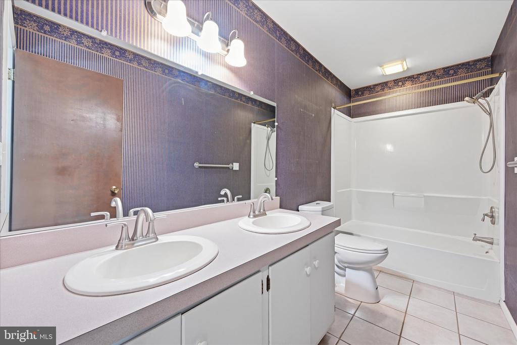 1828 CROOKED OAK DRIVE