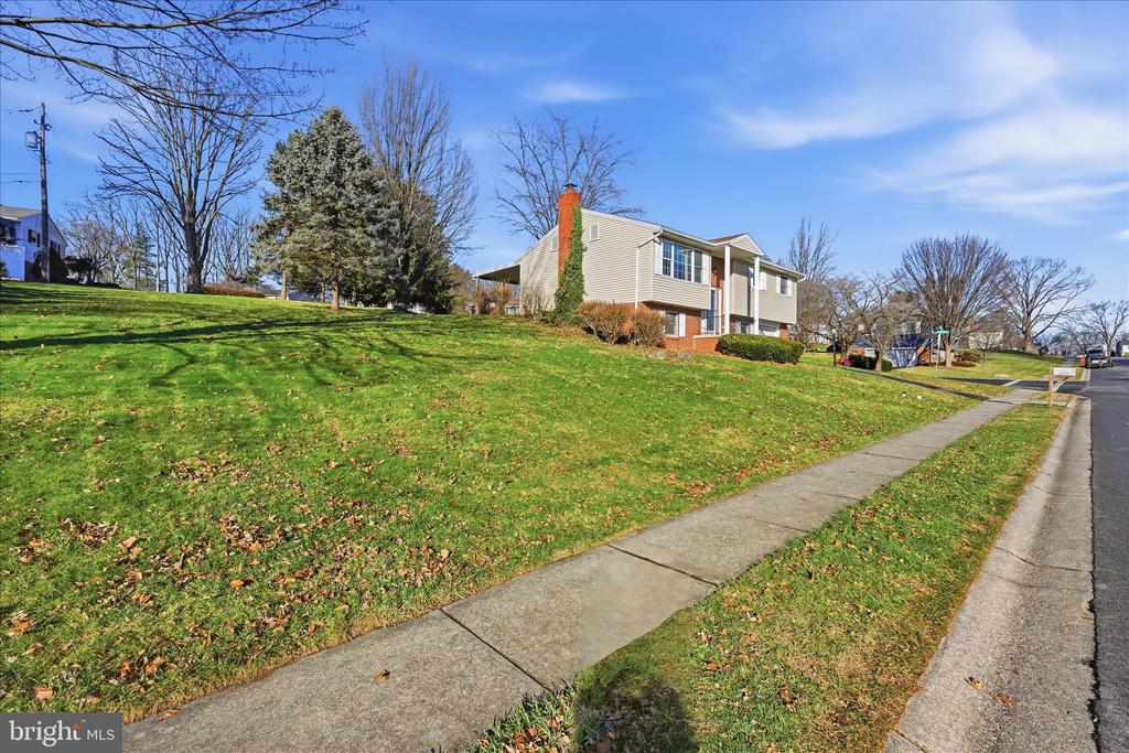 1828 CROOKED OAK DRIVE