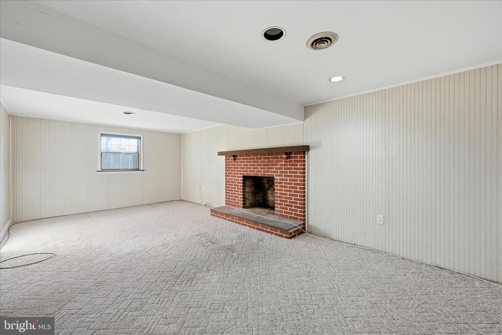 1828 CROOKED OAK DRIVE