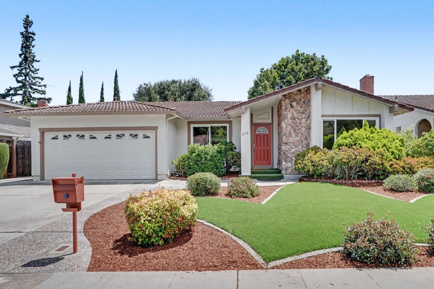 850 Roble DR