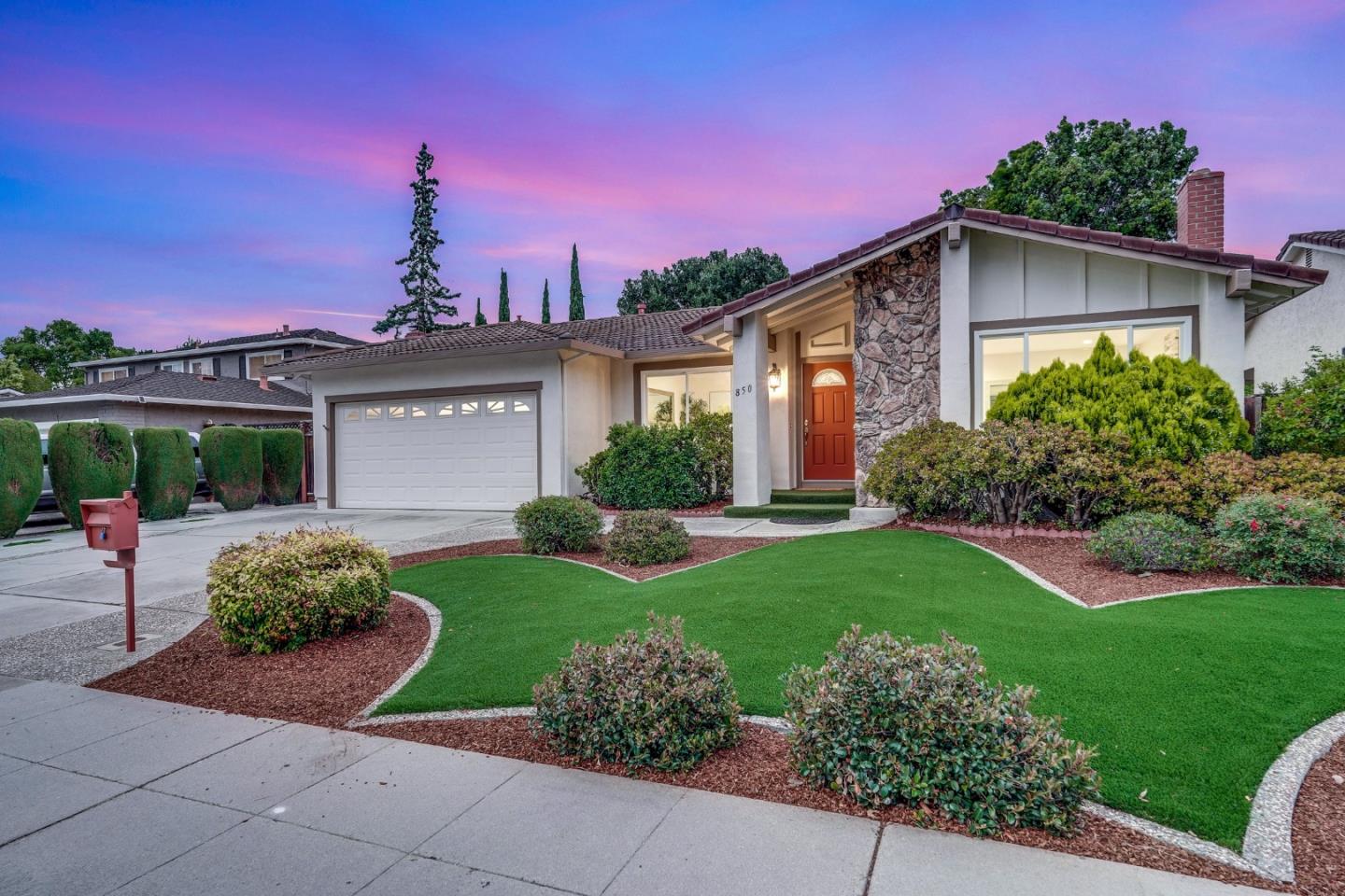 850 Roble DR