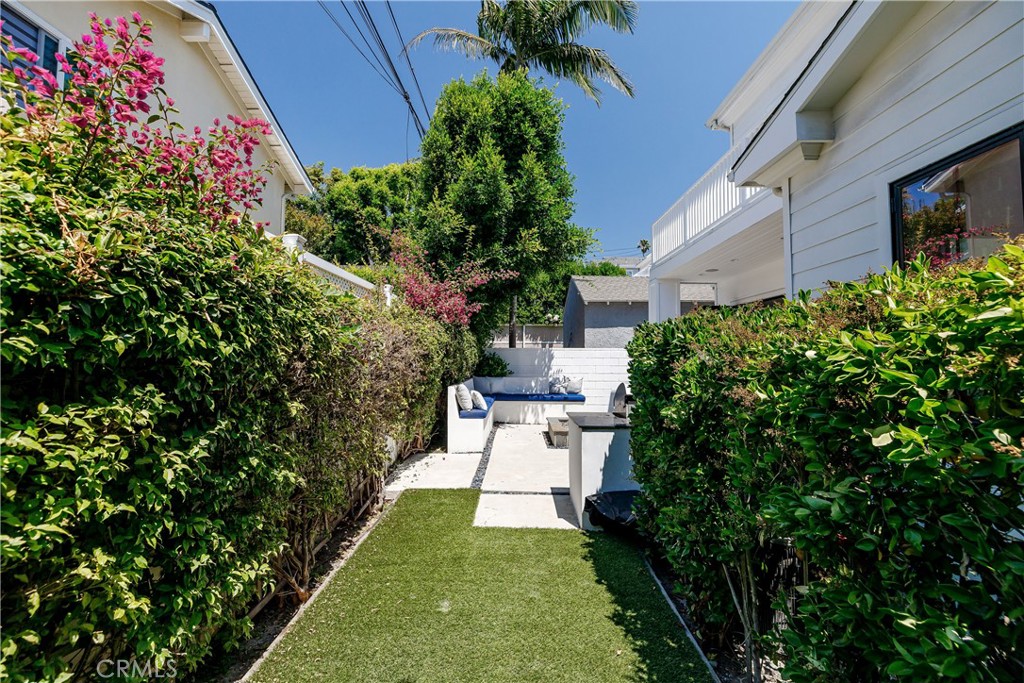 2001 Oak Avenue