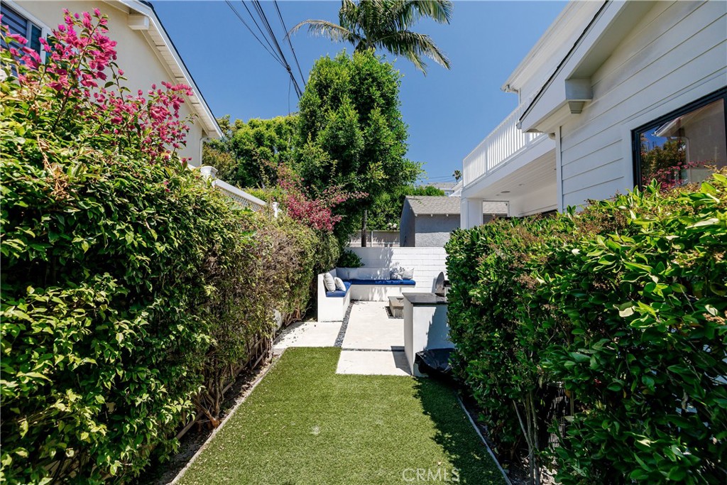 2001 Oak Avenue