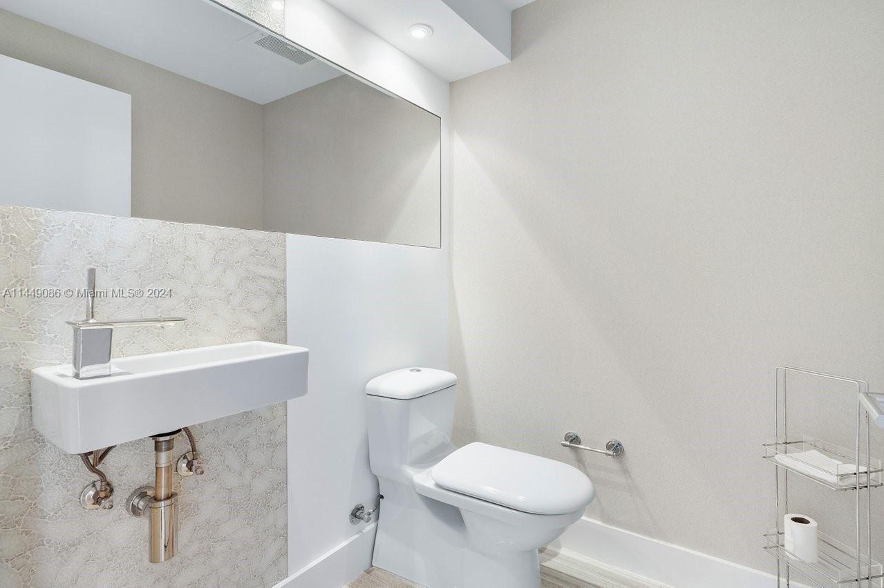 6899 Collins Ave Unit: 404