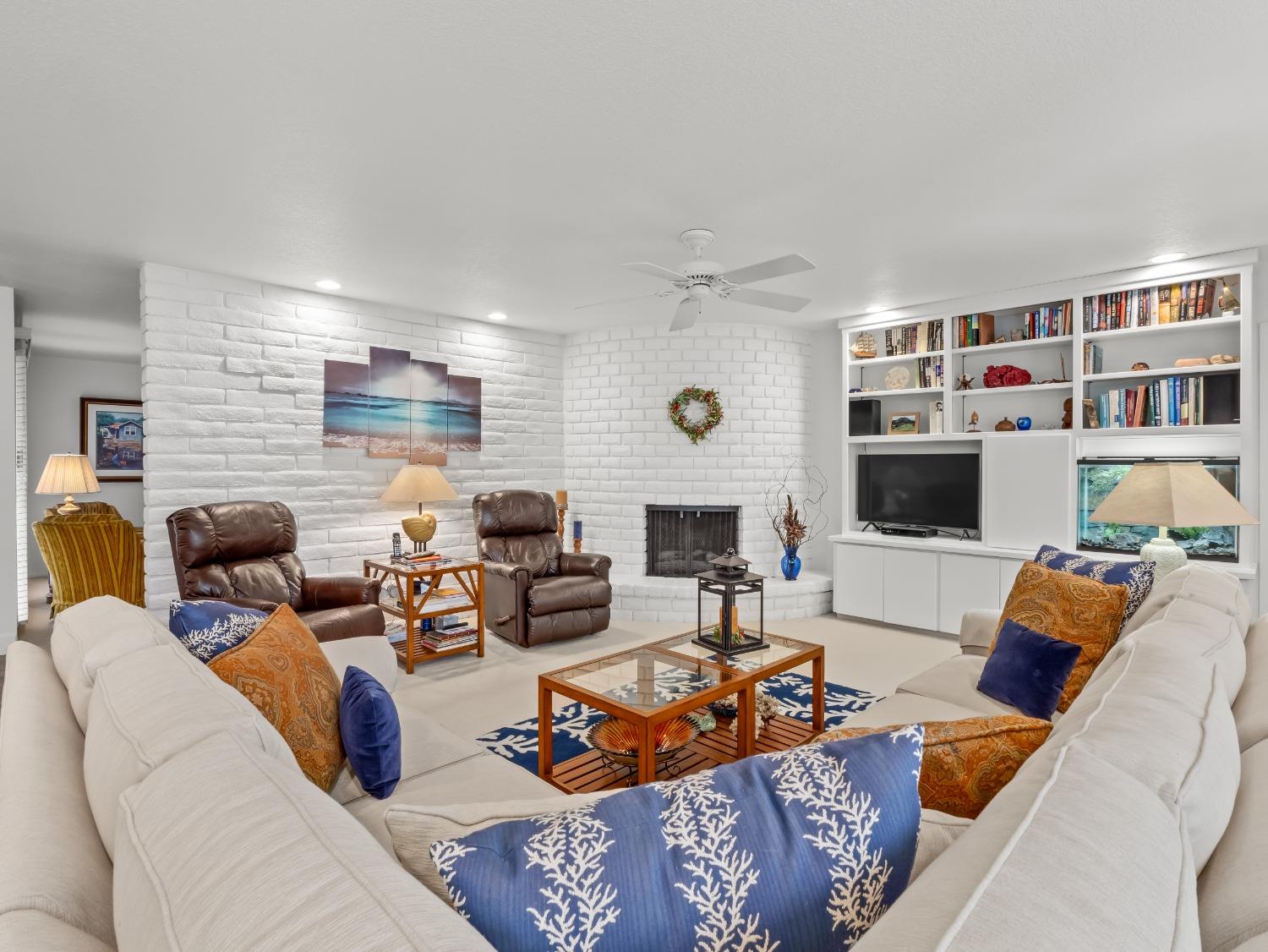 2848 W Locust Avenue