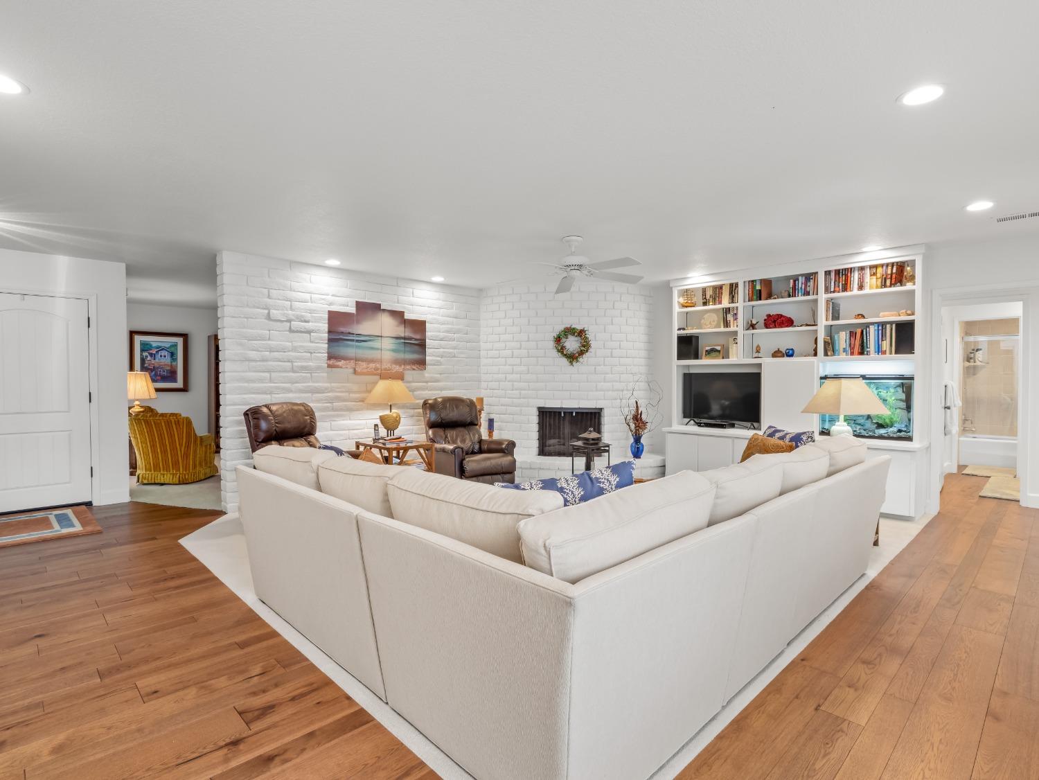 2848 W Locust Avenue