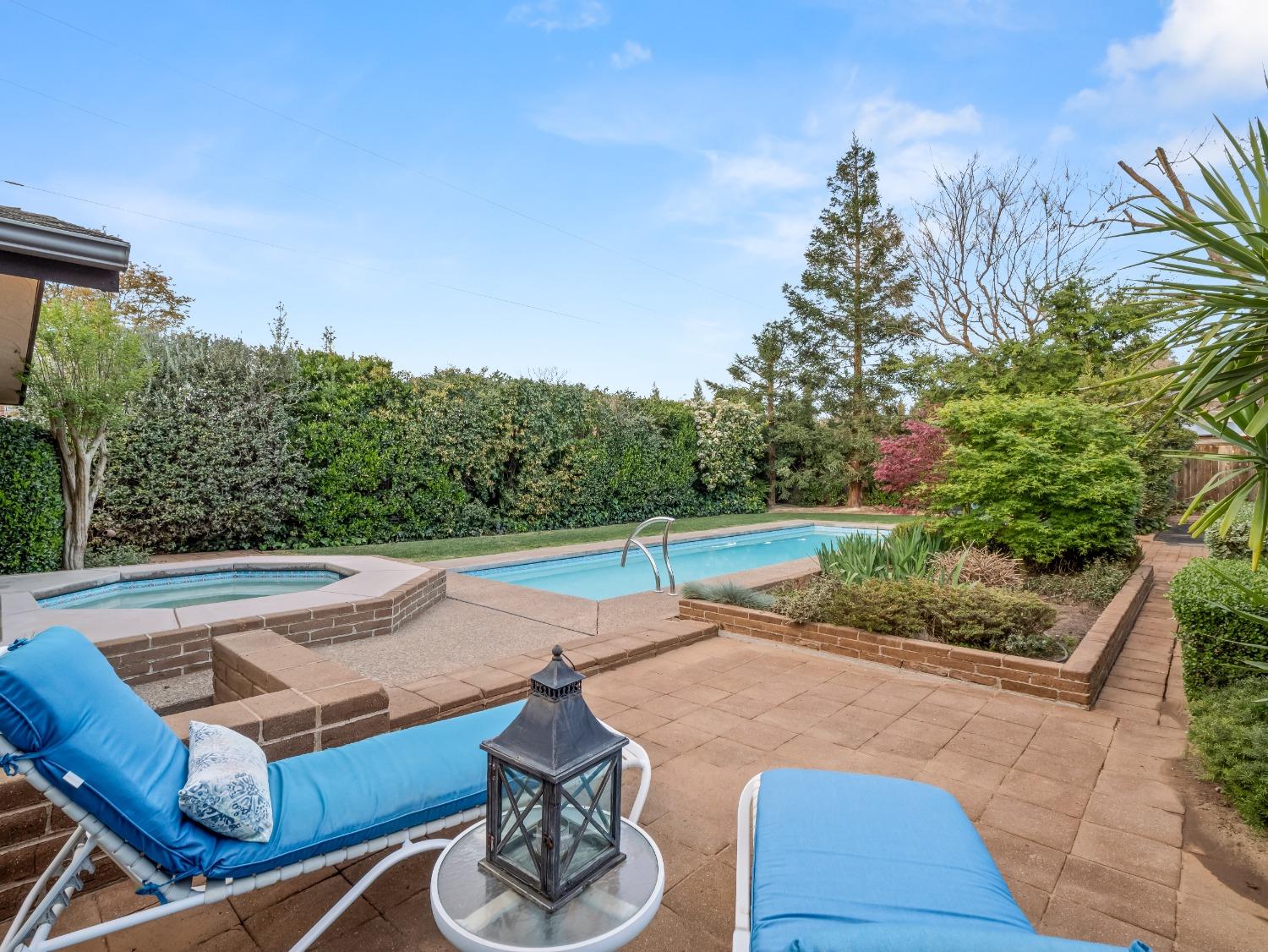 2848 W Locust Avenue