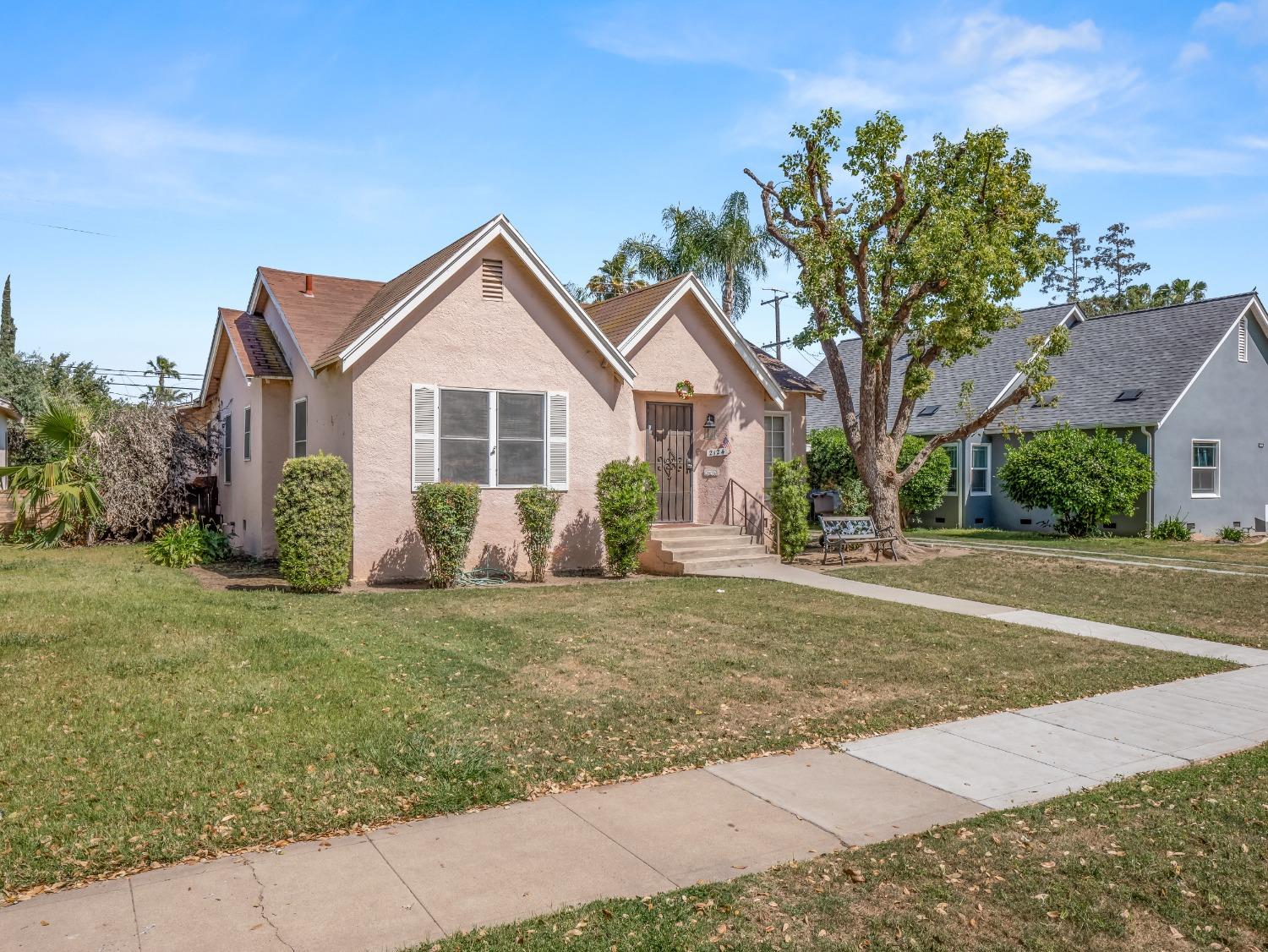 2124 N Vagedes Avenue