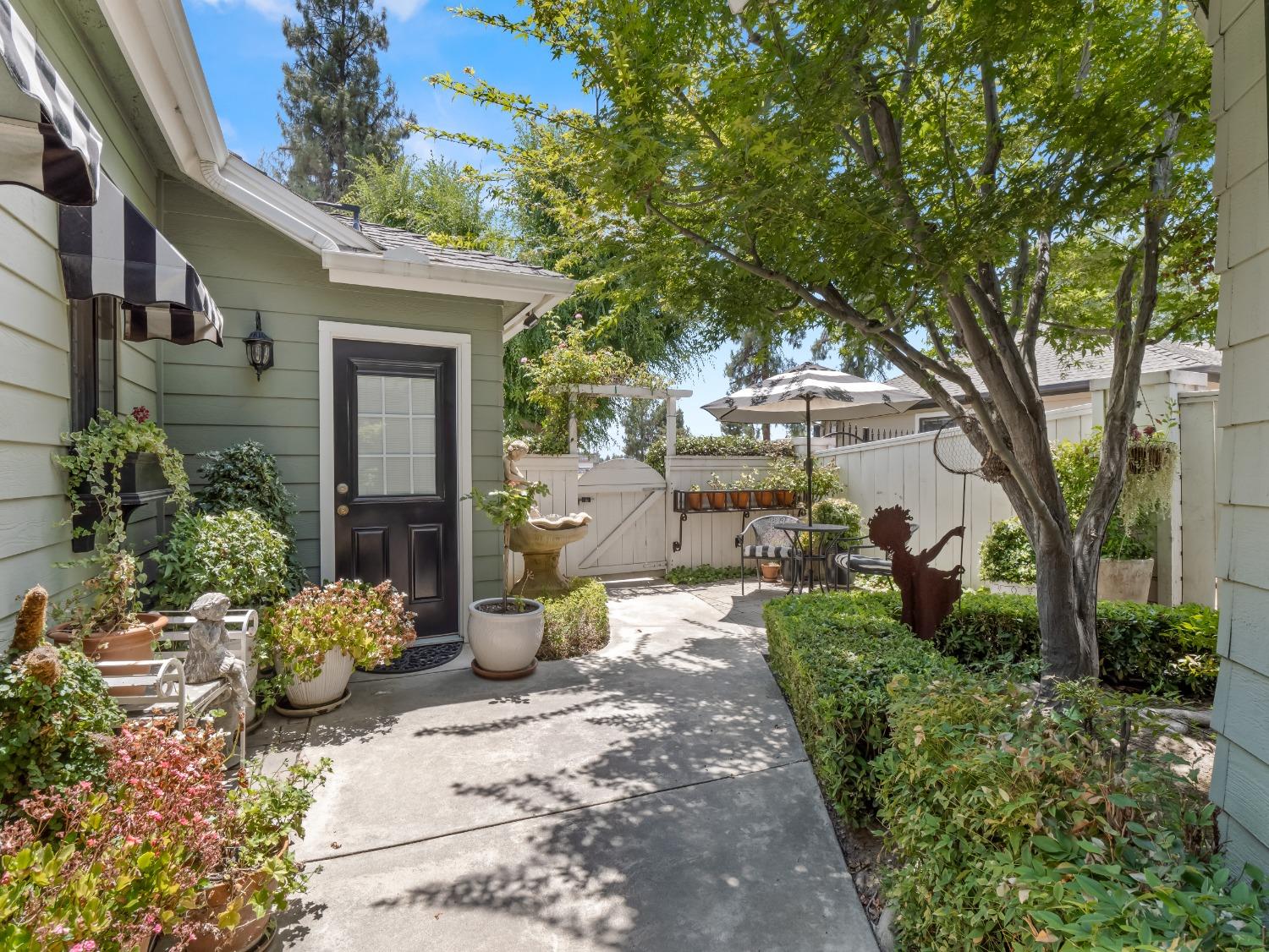 3744 W Beechwood Avenue