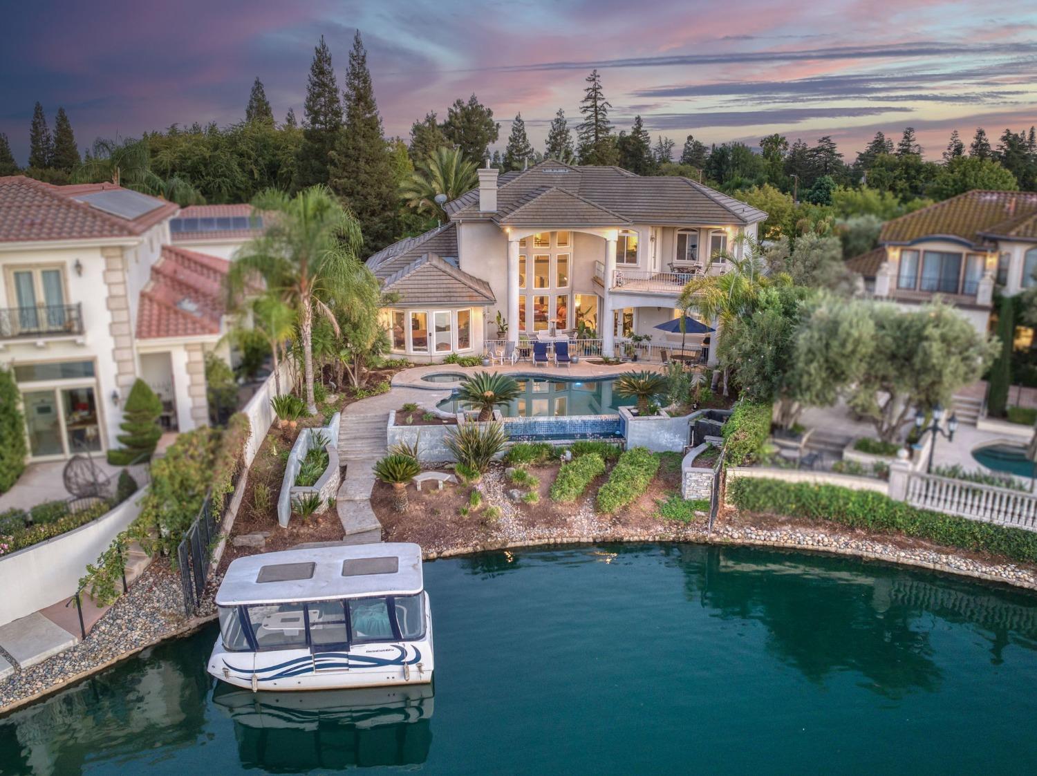 2723 W Lake Van Ness Circle