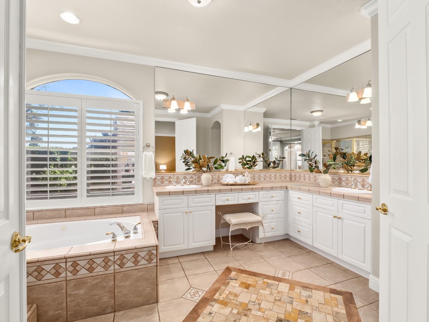 2567 W Lake Van Ness Circle