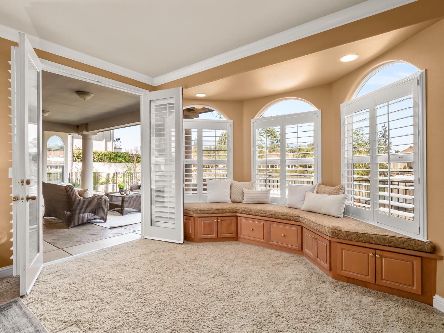 2567 W Lake Van Ness Circle
