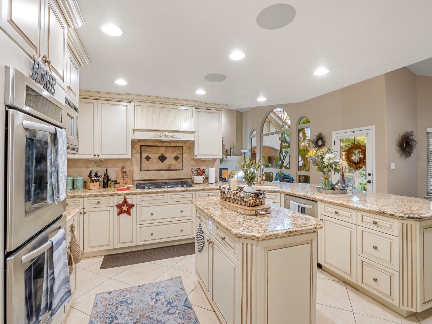 810 E Country View Circle