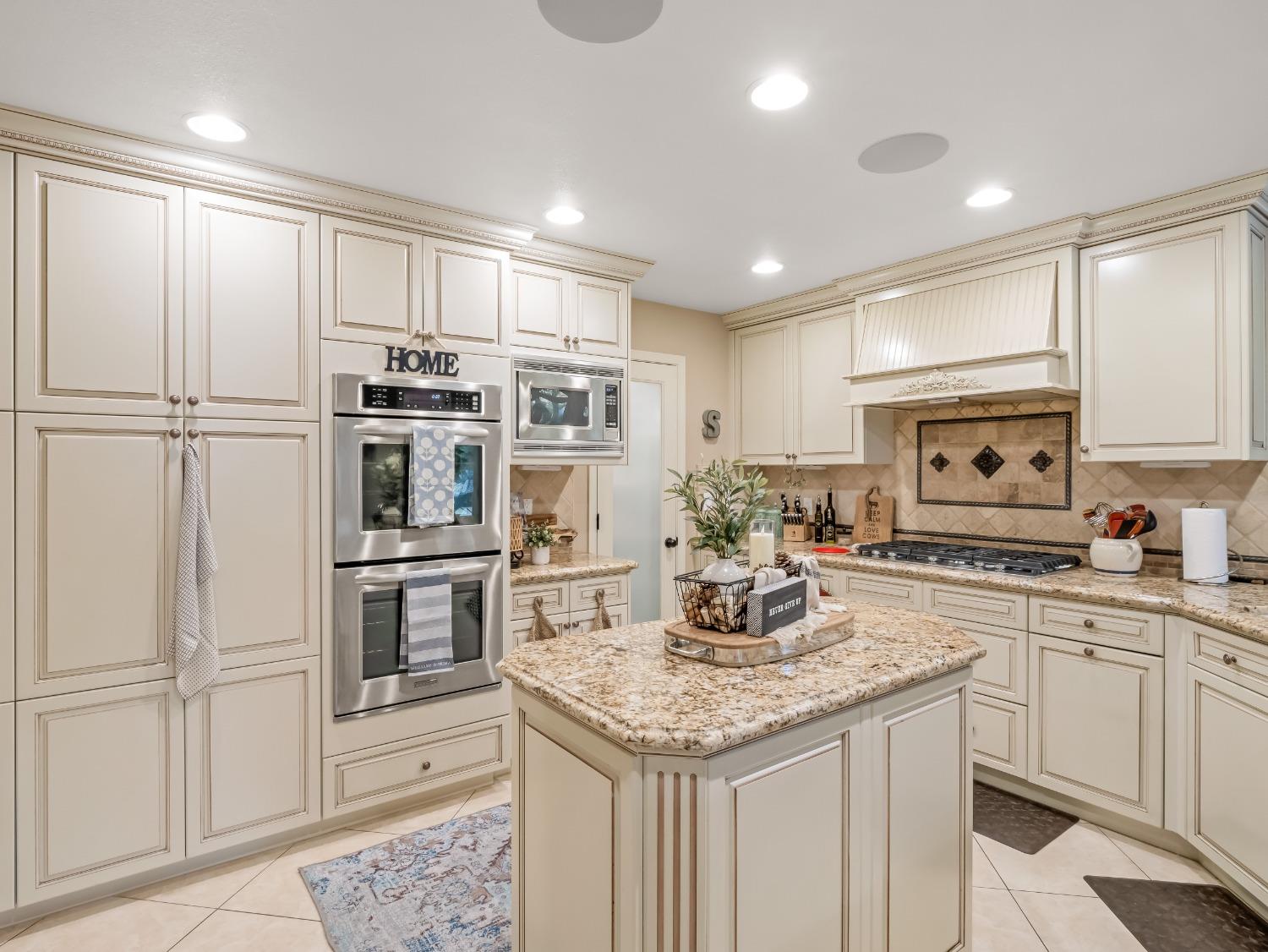 810 E Country View Circle