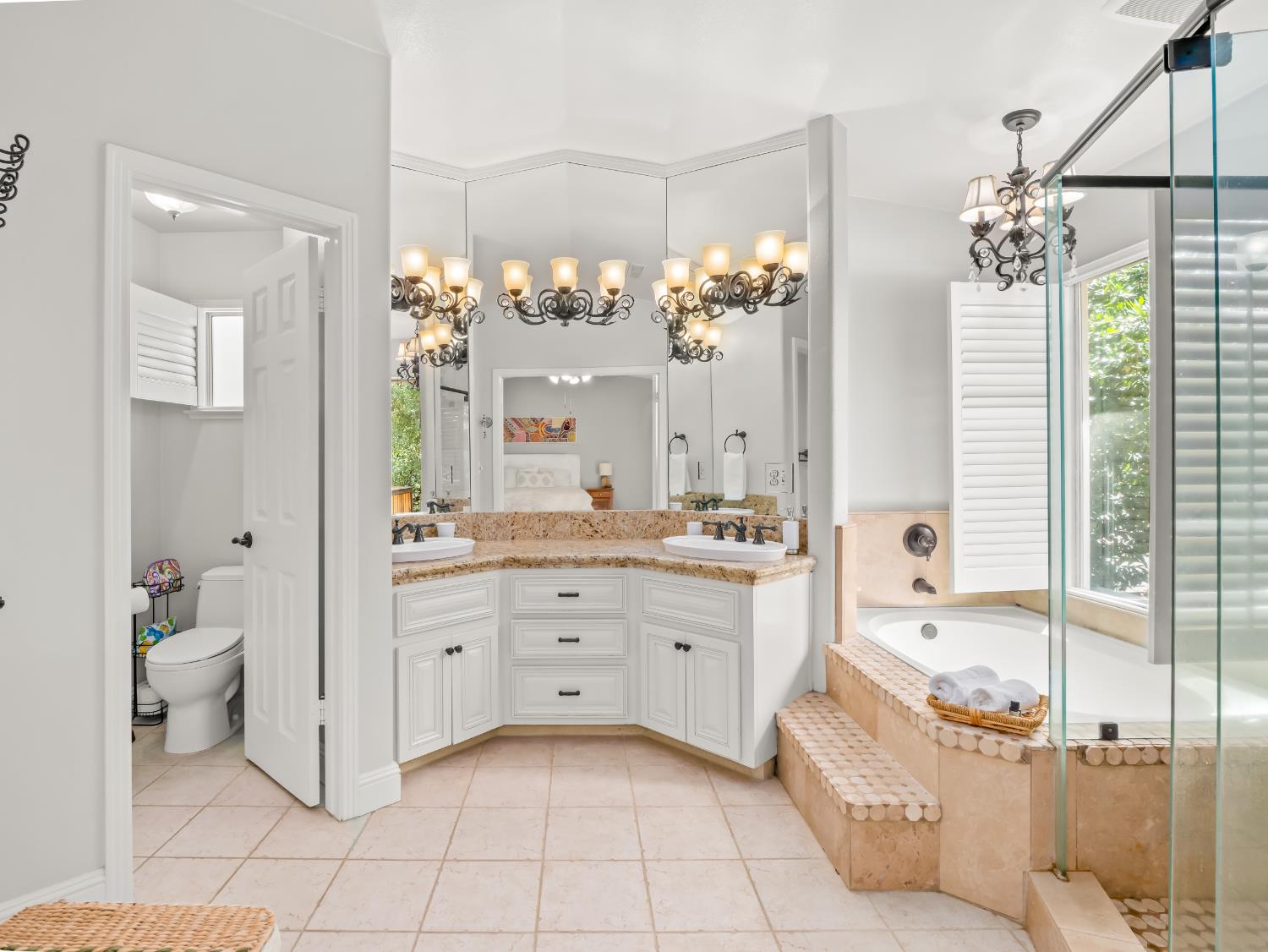 811 E Country View Circle