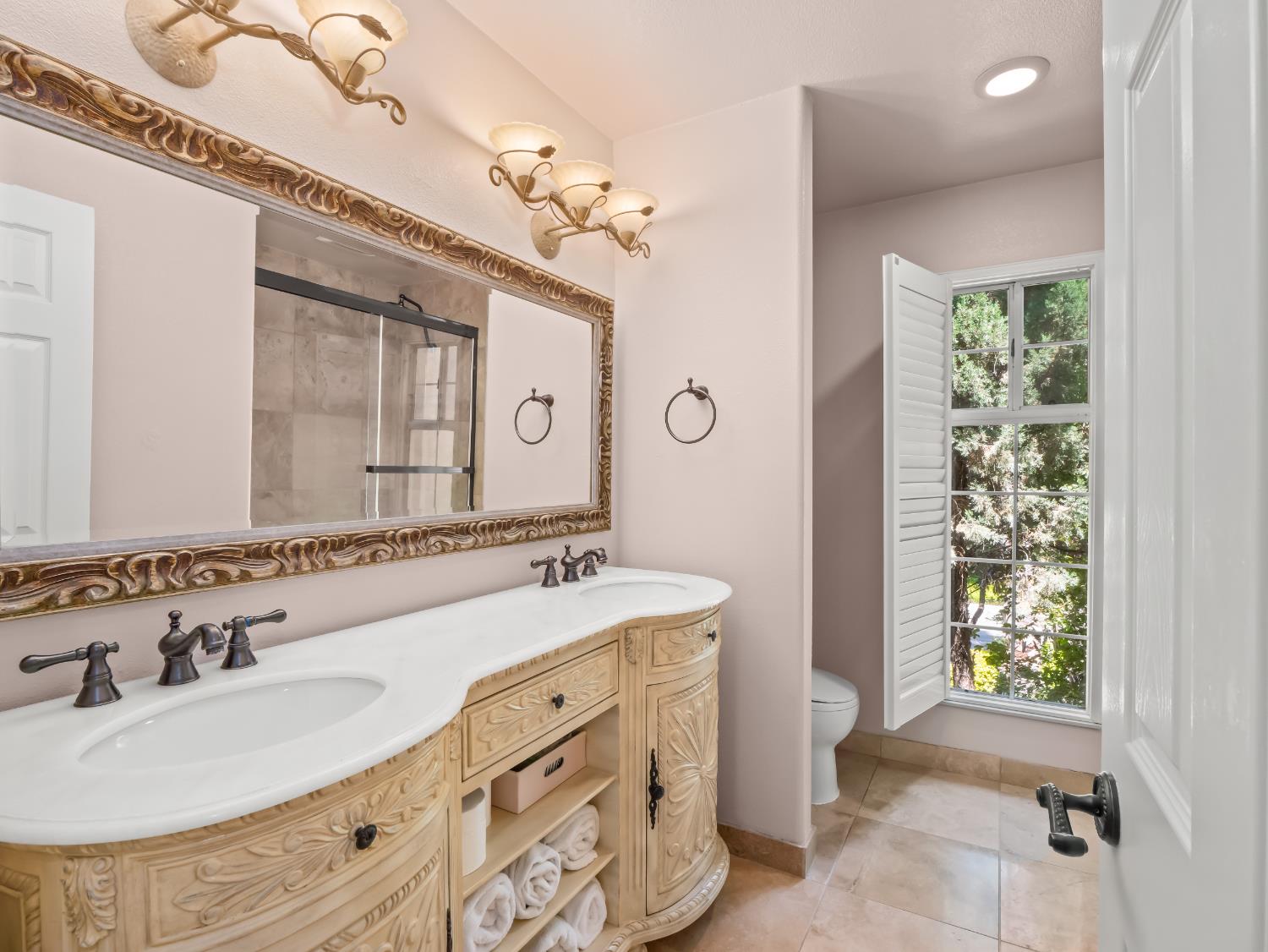 811 E Country View Circle