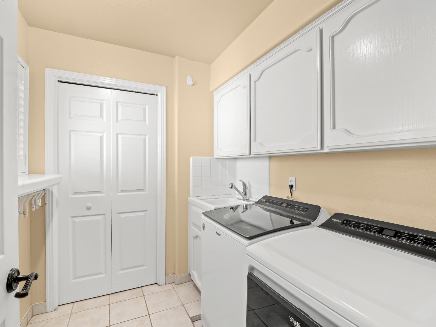 811 E Country View Circle