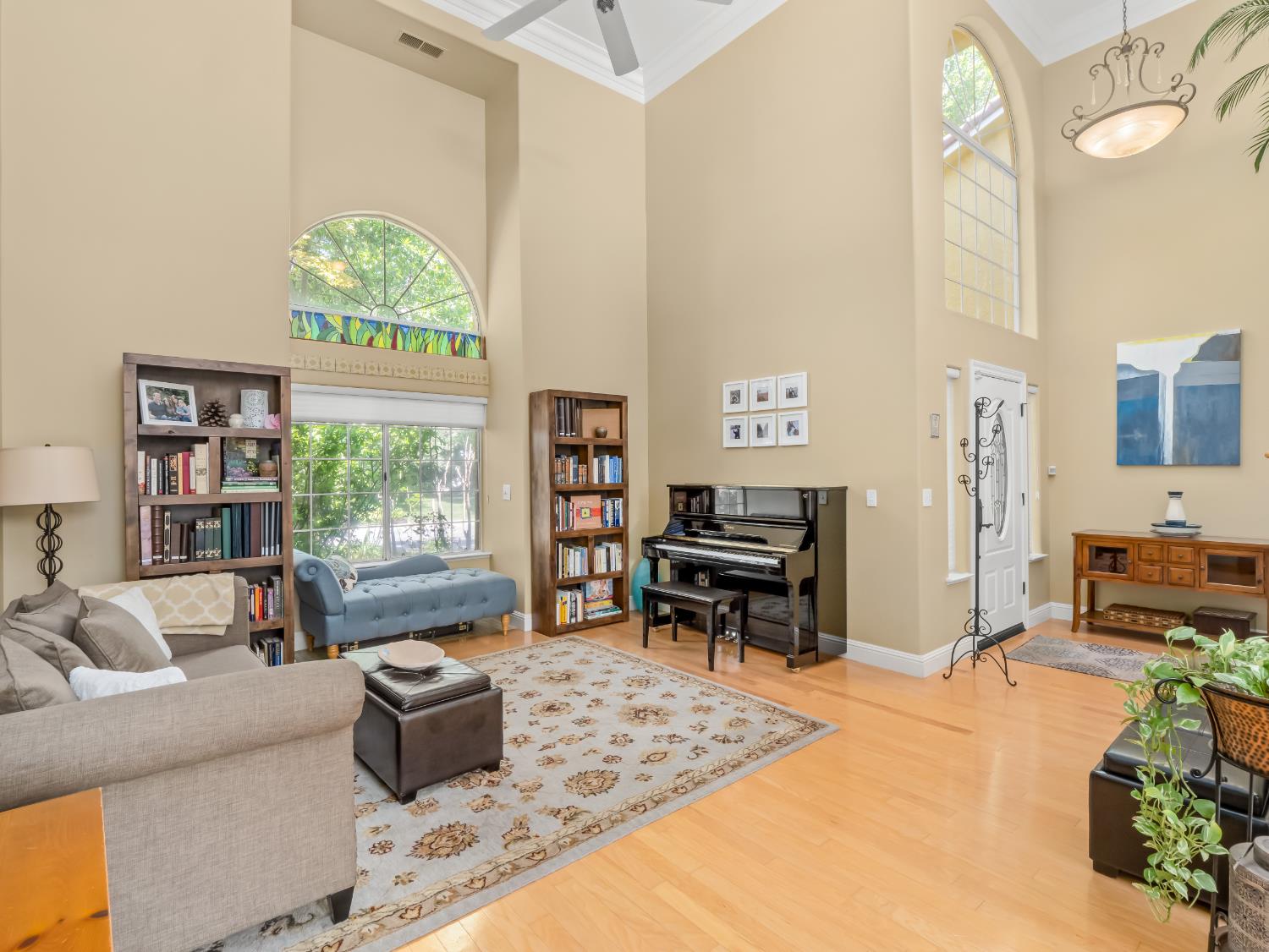 811 E Country View Circle