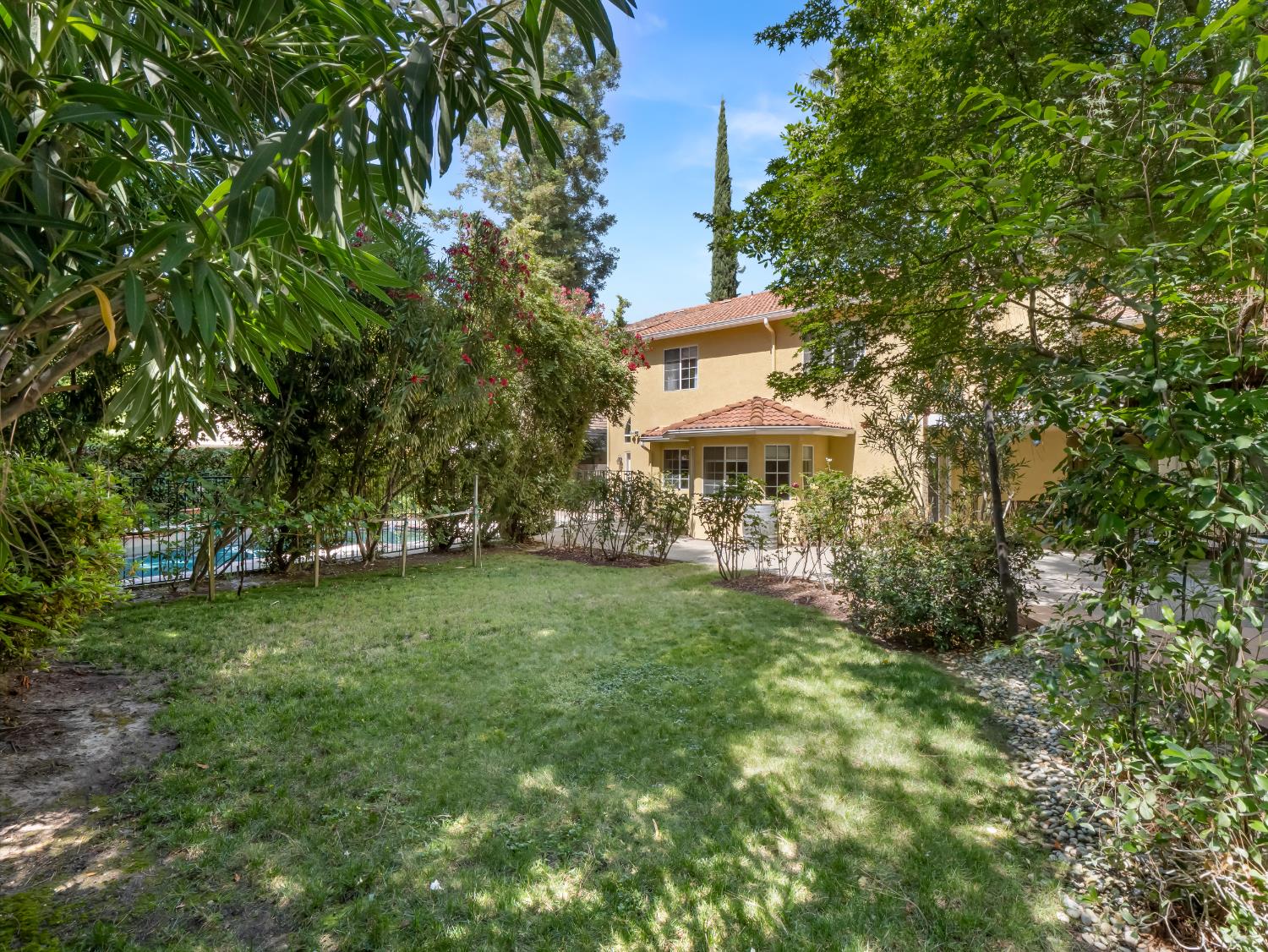 811 E Country View Circle