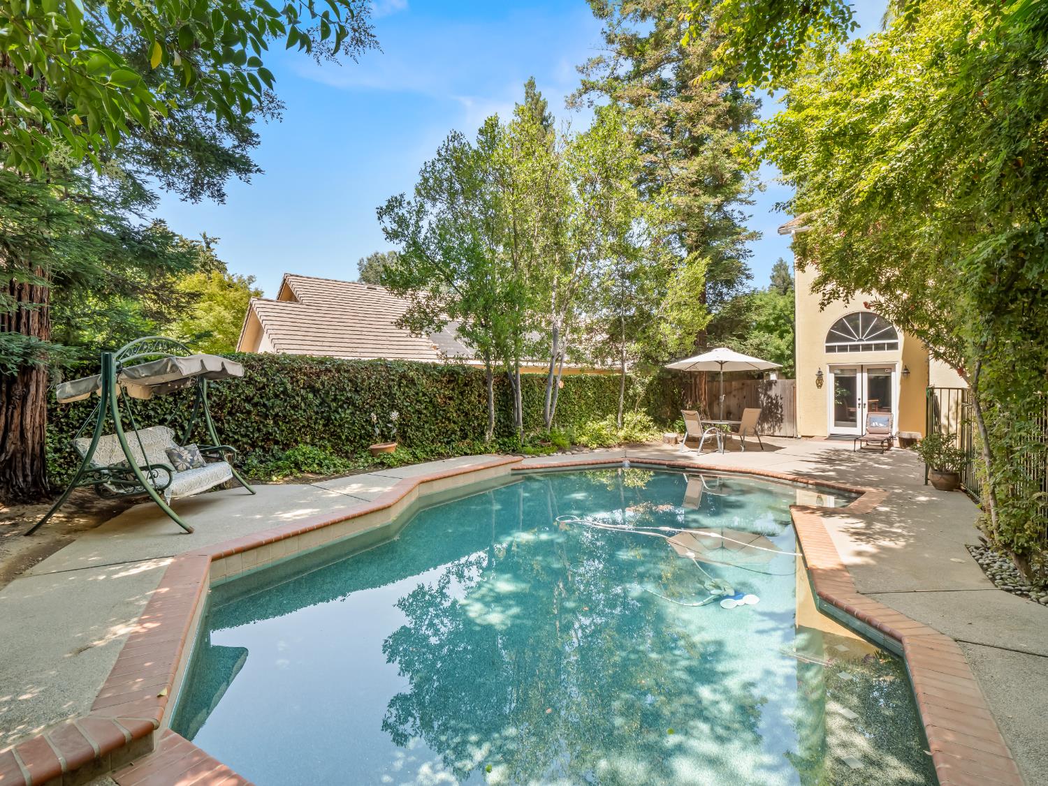 811 E Country View Circle