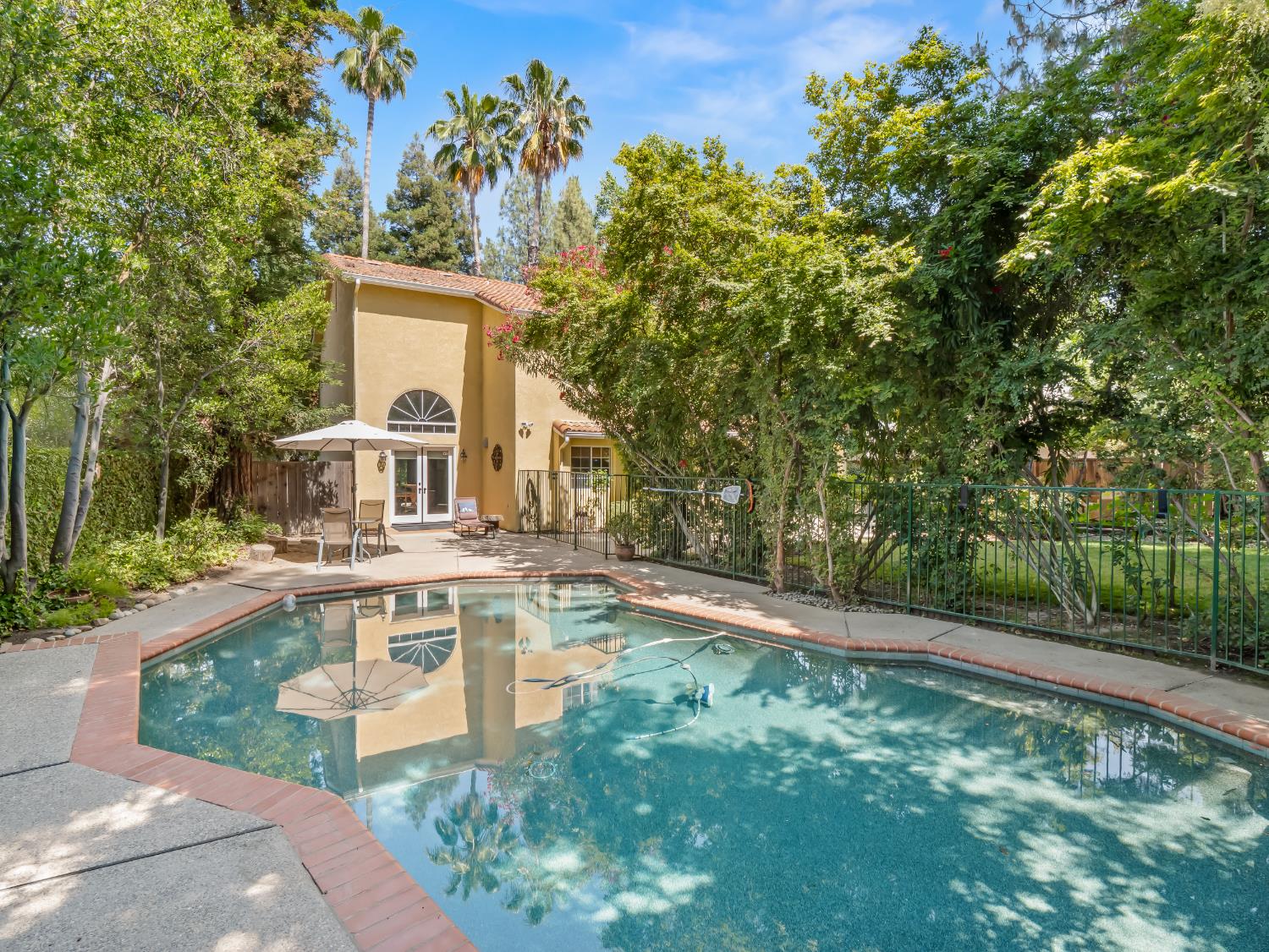 811 E Country View Circle