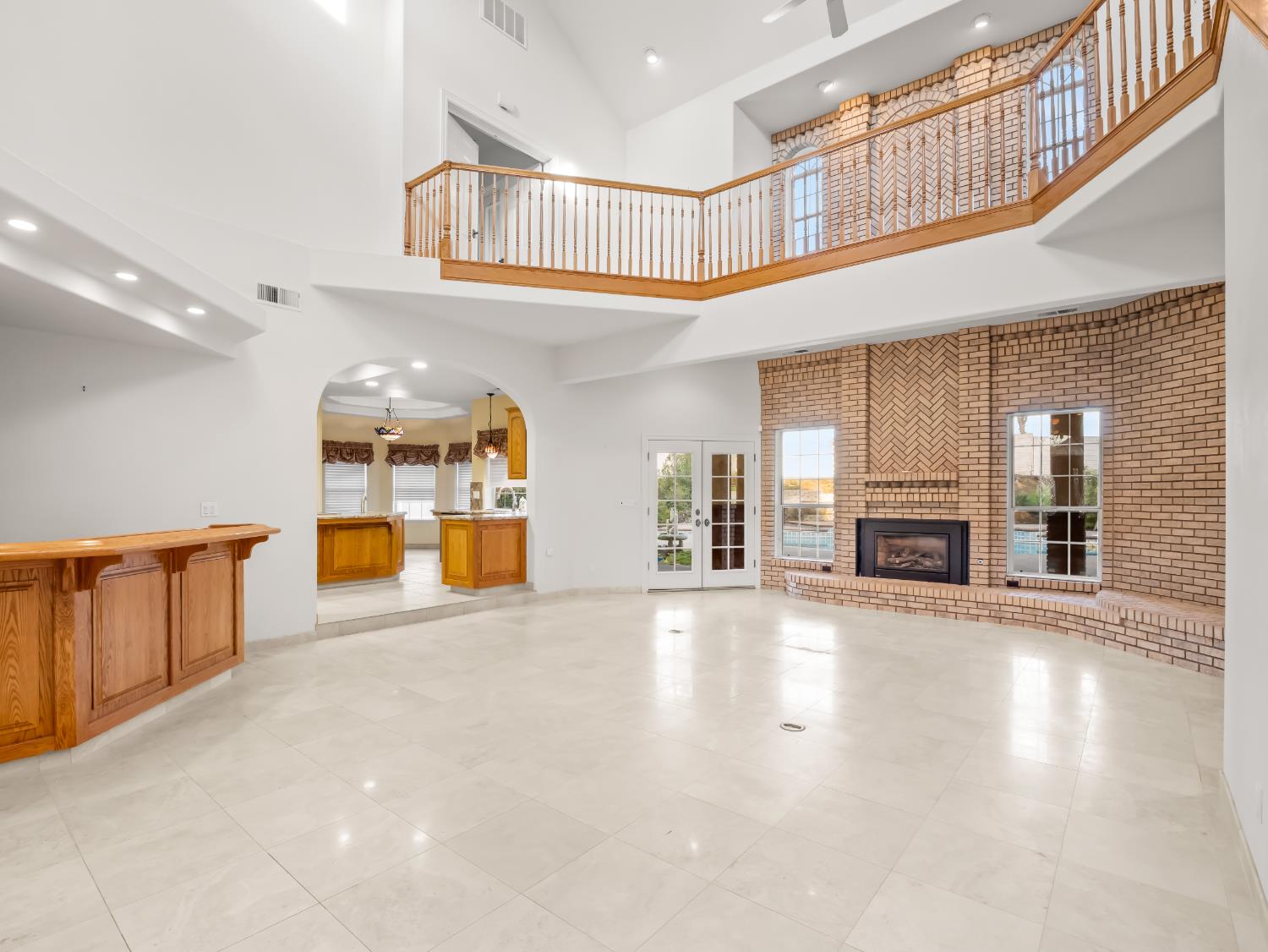 203 W Bluff Avenue