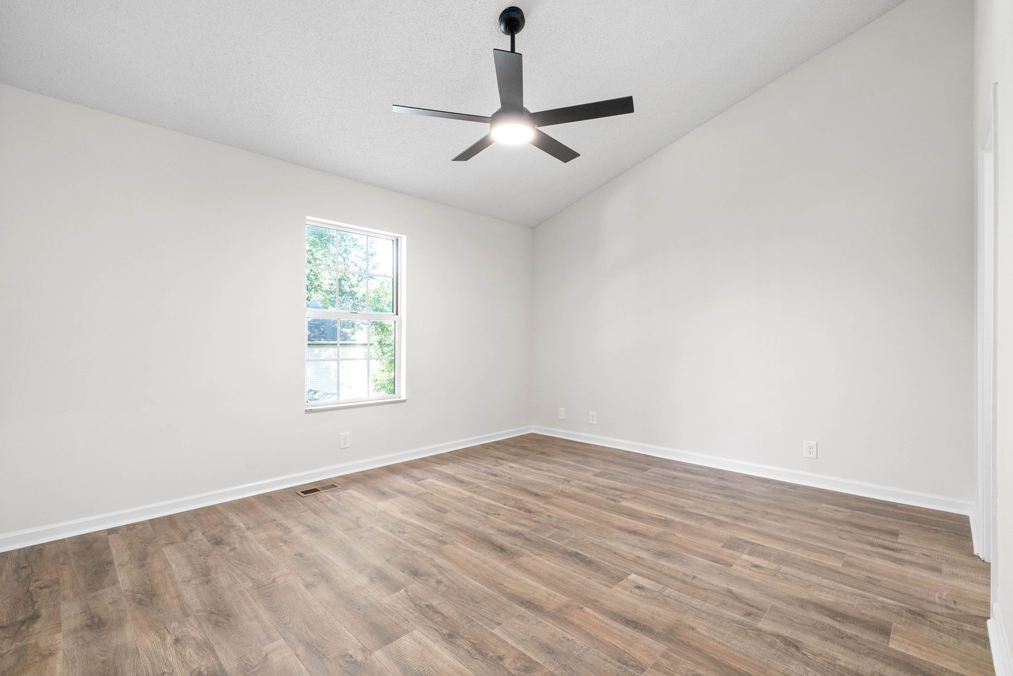 112 Champney Ct