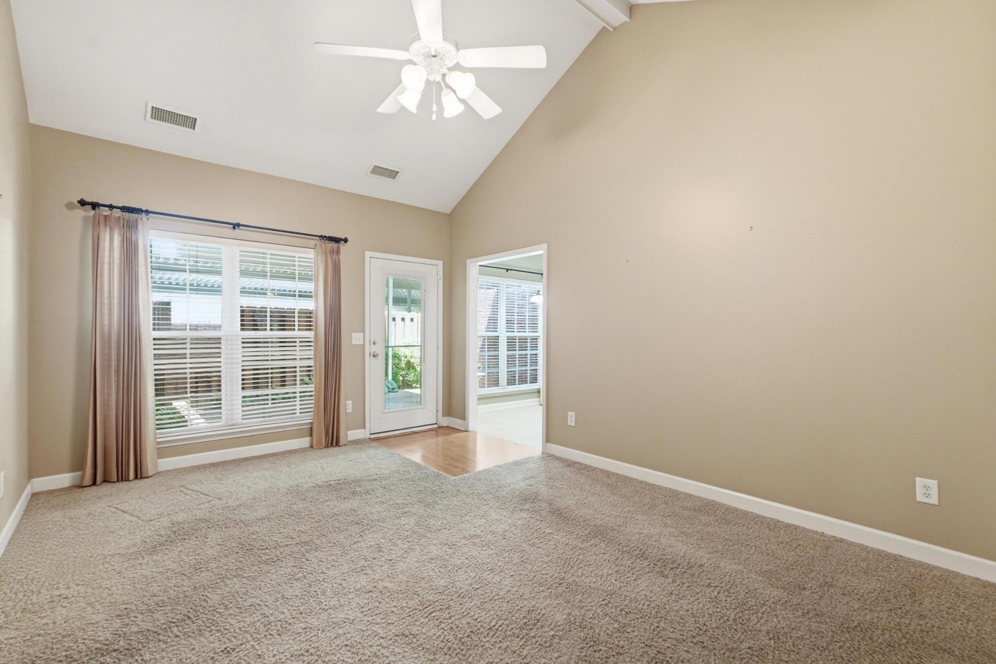 2 Hosier Ct