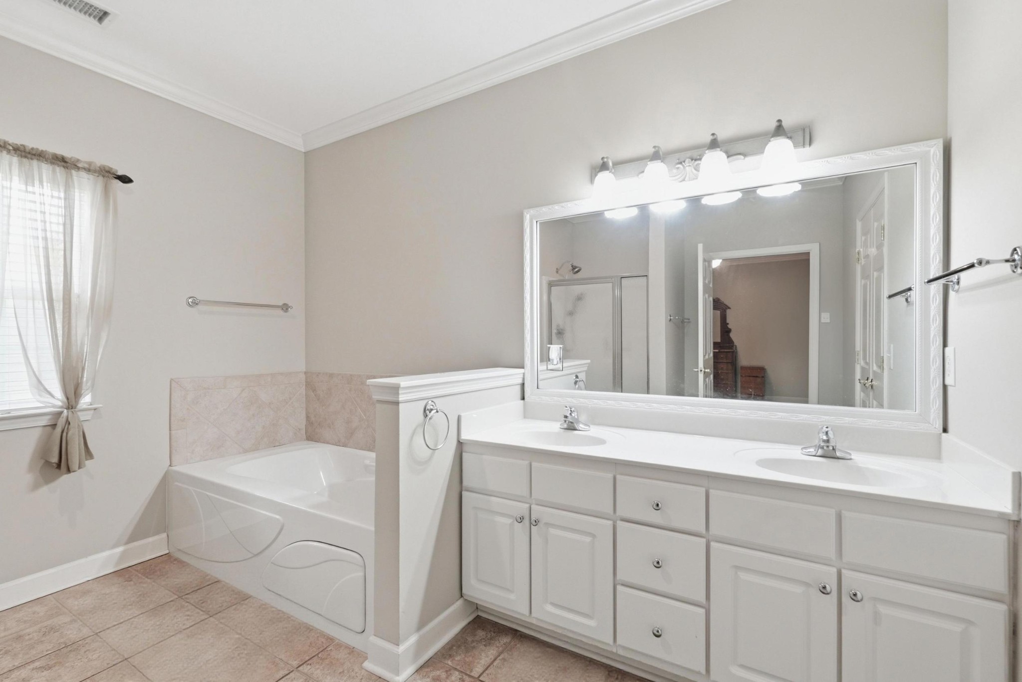 2 Hosier Ct