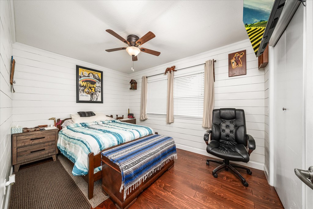 496 Sunset Dr