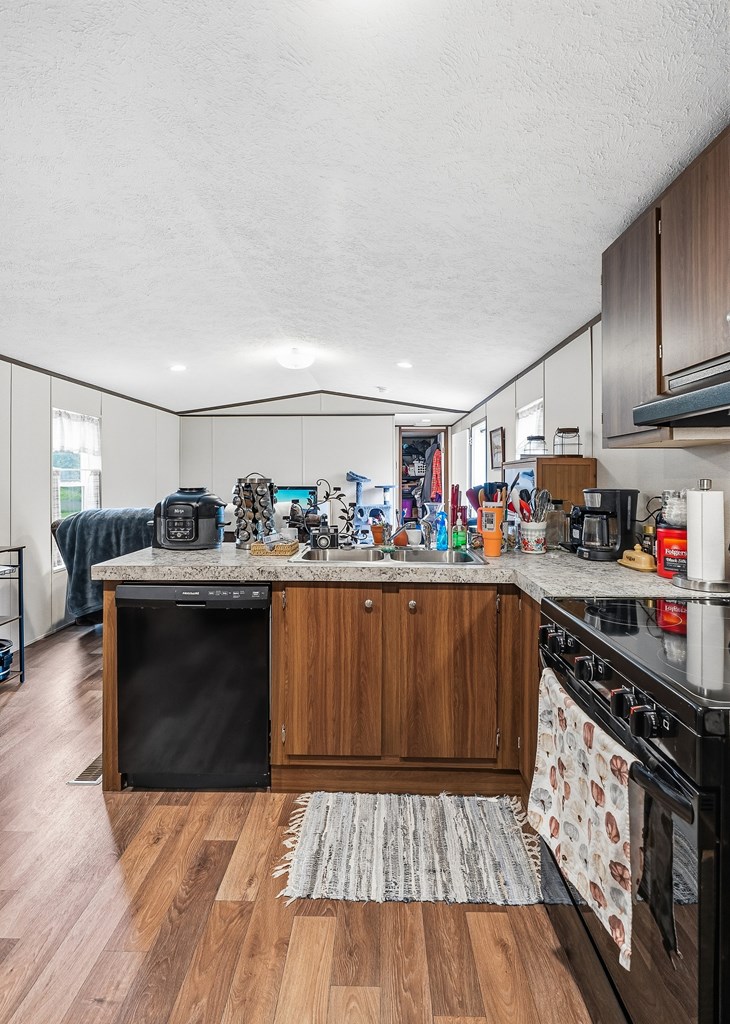 1181 W Ravenscroft Rd