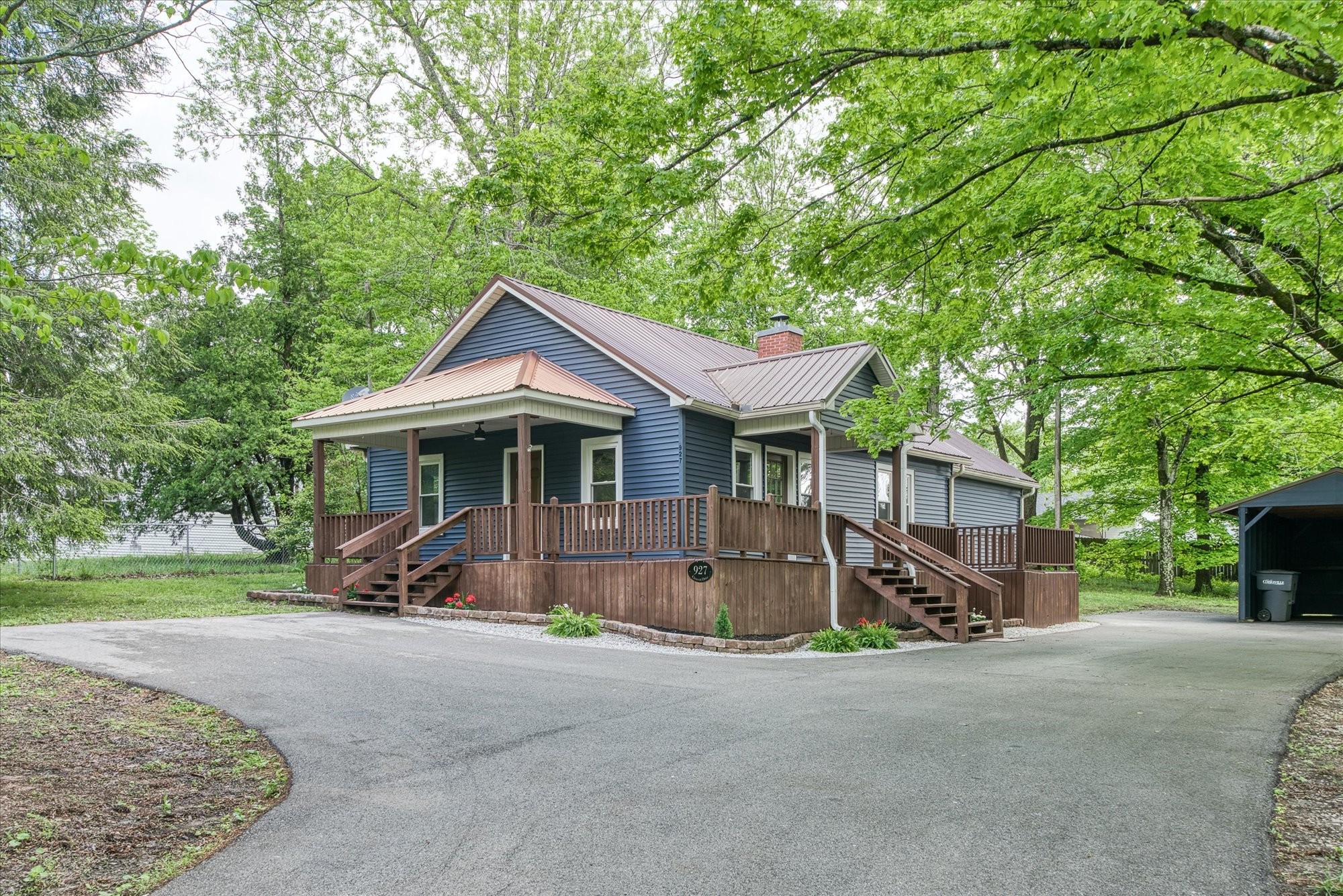 927 Crescent Dr