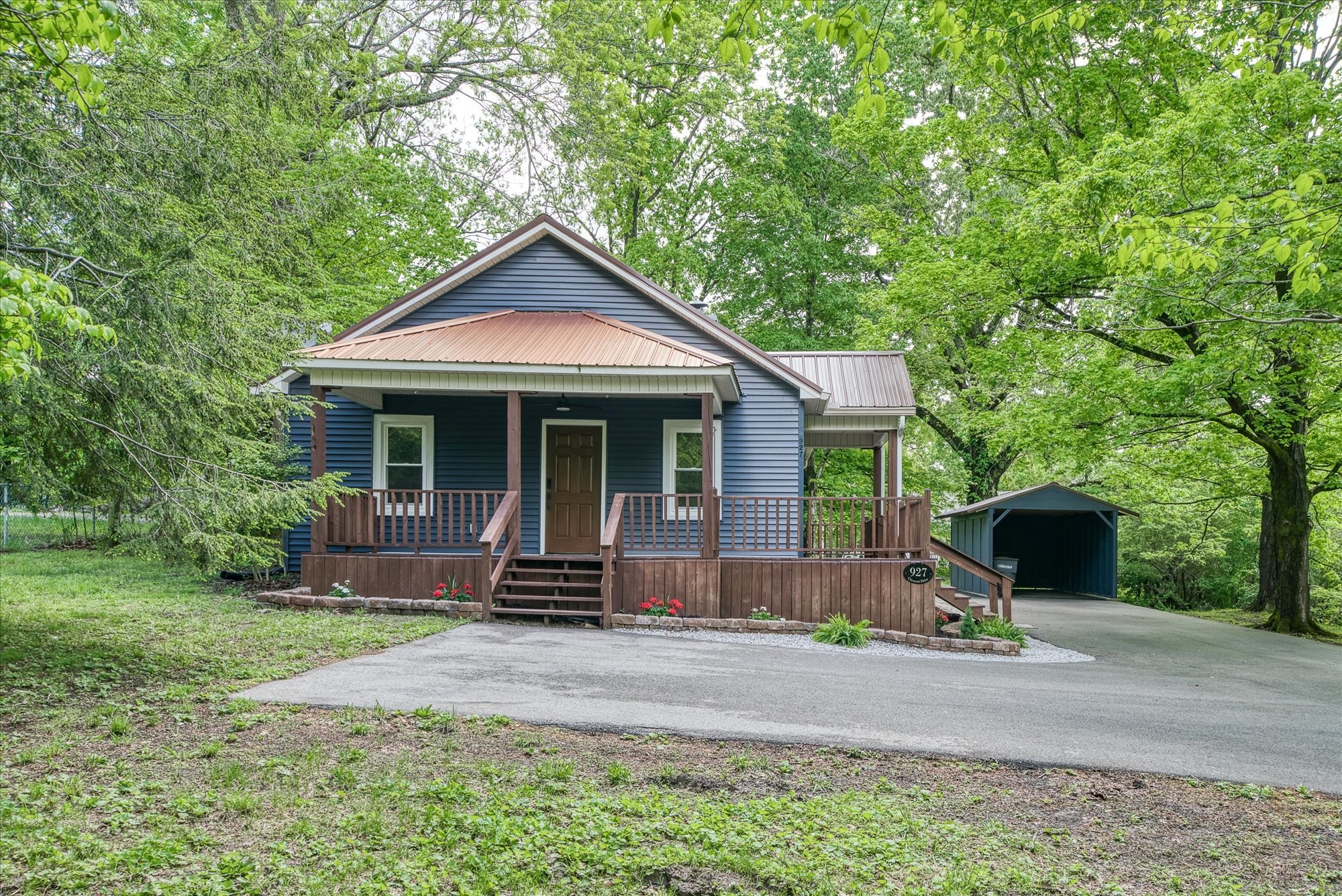 927 Crescent Dr