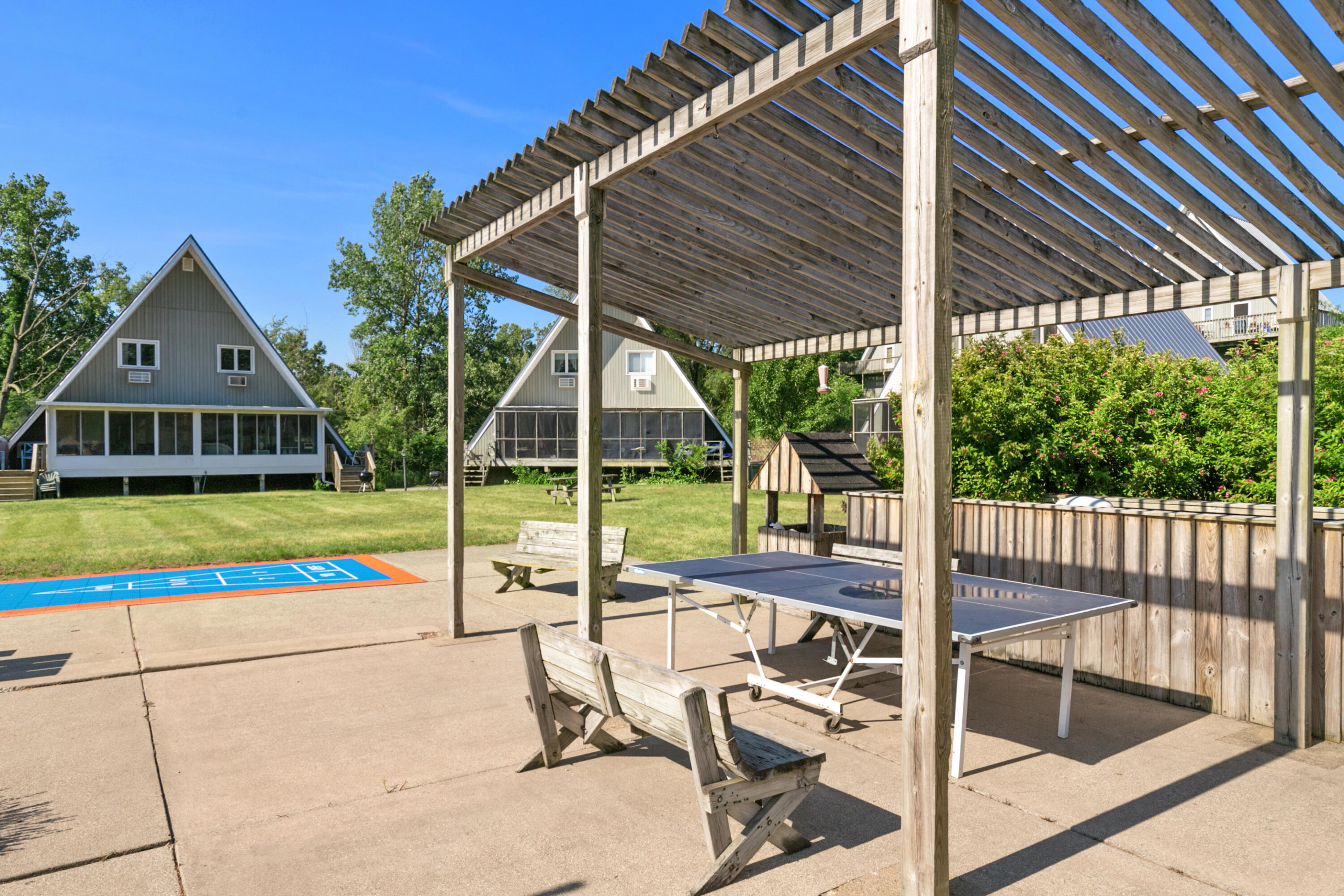 5340 Notre Dame Avenue, 101