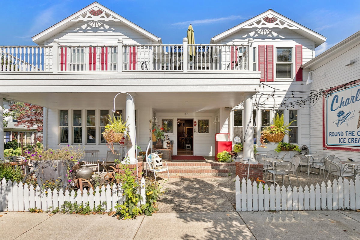 132 Mason Street, 1